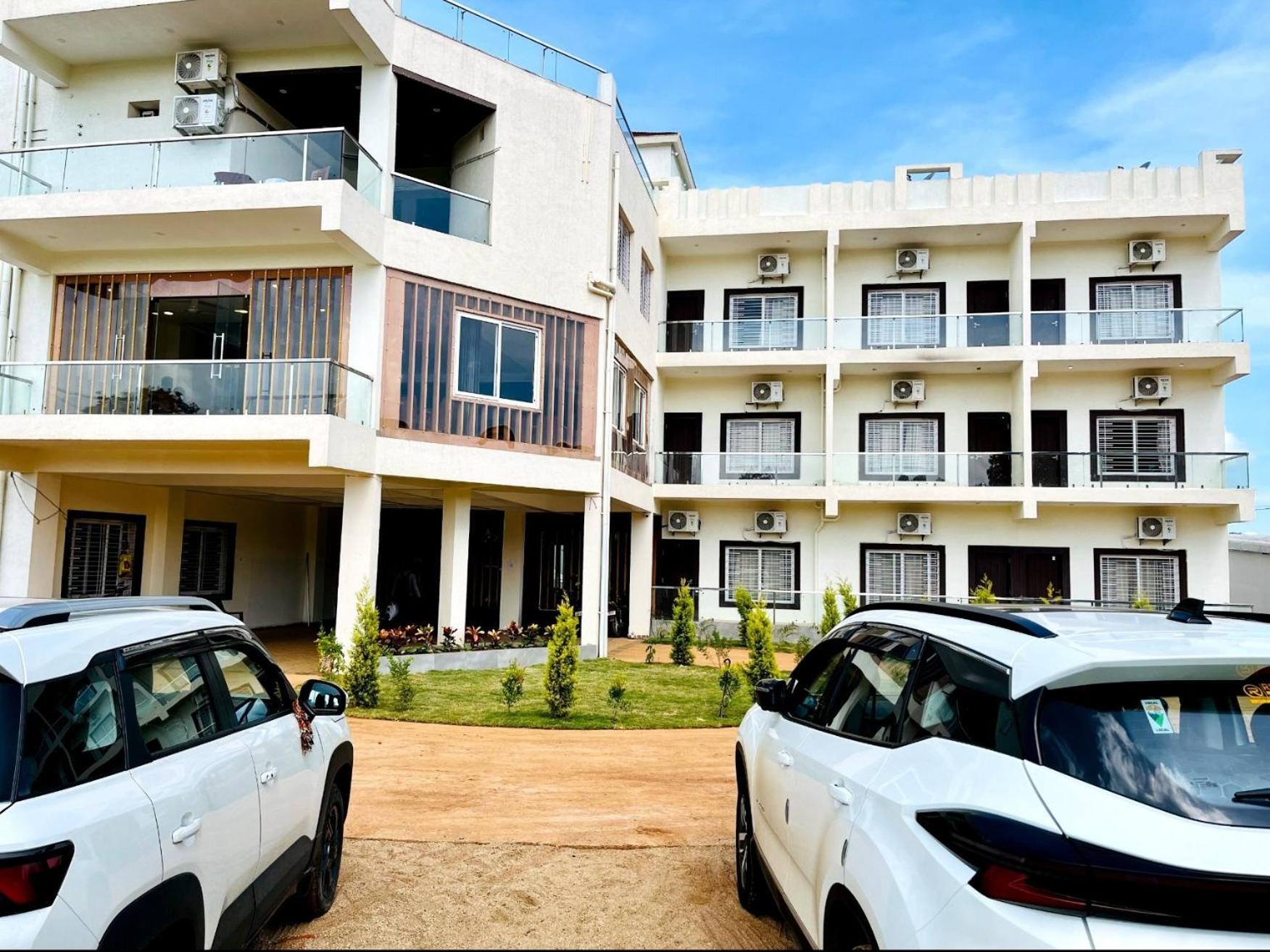 Jhumar And Restaurant *