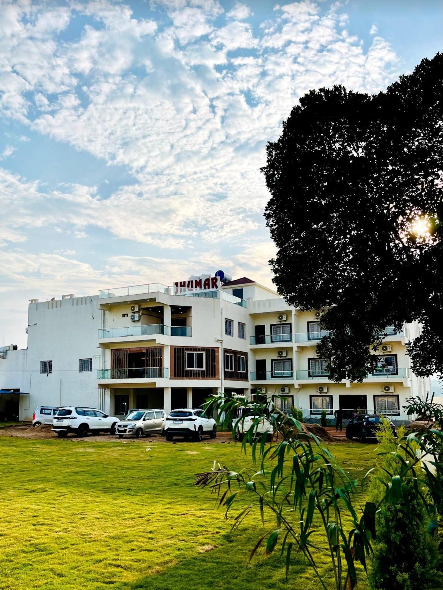 Jhumar And Restaurant *